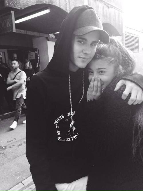 DREWTOKIO's tweet photo. I love how Justin shows so much love to his beliebers . 

#EMABiggestFansJustinBieber https://t.co/8FluTnNFw0