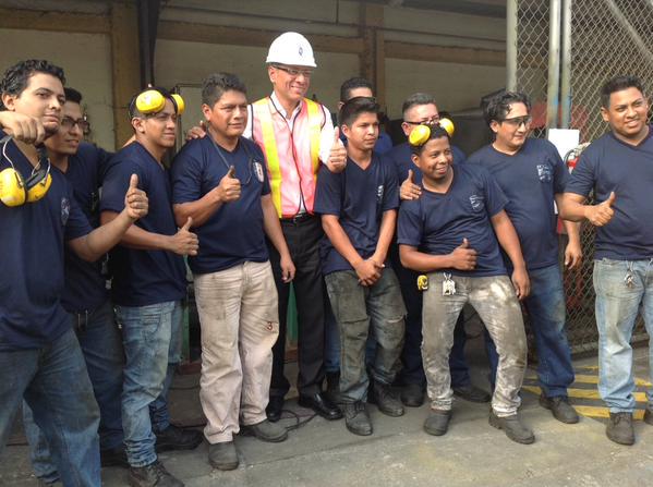 LaVenezolanaREV's tweet photo. .@JorgeGlas " @CFN_ECUADOR ha financiado más de $4 mil 500 millones en proyectos de desarrollo" #ProgramaProgresar https://t.co/gw57axanTc