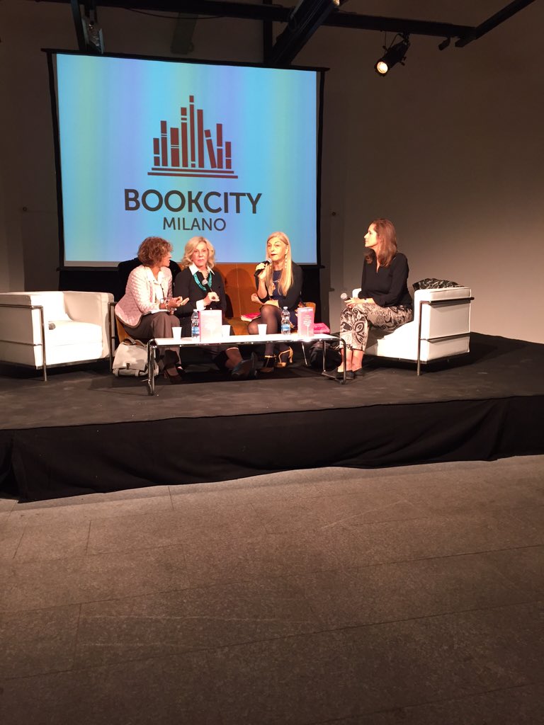 paologiaccio's tweet photo. @EricaJong con @camillabaresani e @MariluAgnese presenta "Donna felicemente sposata..." https://t.co/wtyuR8L3Io
