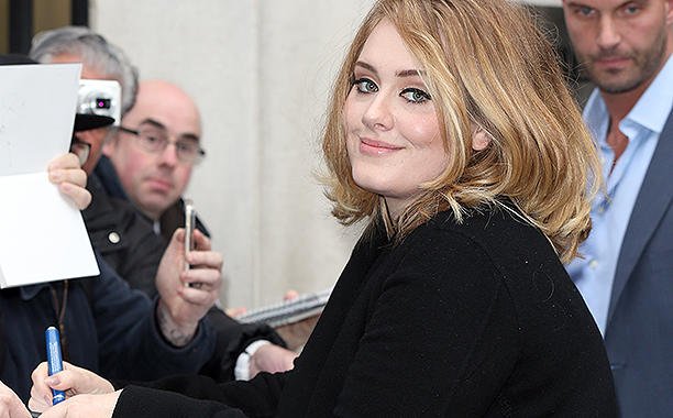 EW's tweet image. .@Adele shares a behind the scenes look at her 'Hello' video: 
 ow.ly/TNptB