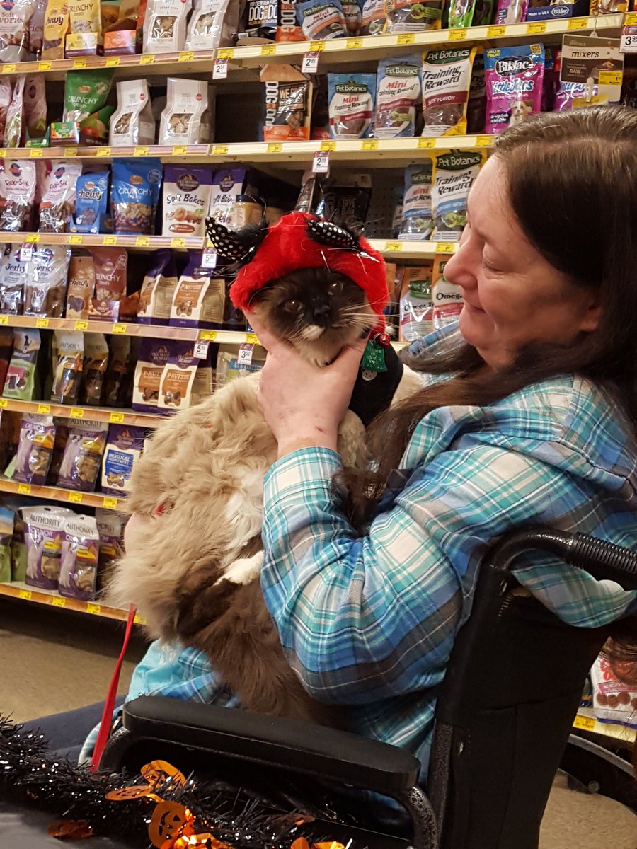 PetSmart1073's tweet photo. #holloweencostume #petsmart # 30 minutes left for photo op. #fun https://t.co/zAwT3IU2pg