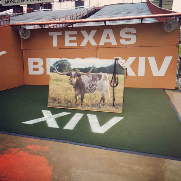 ESPNCFB's tweet photo. Texas honors their former mascot Bevo XIV. (via @LonghornNetwork) https://t.co/Q9b2b6QdAV