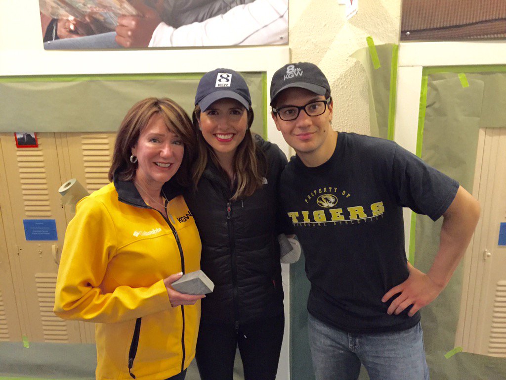 NinaMehlhaf's tweet image. Make a Difference Day-Friends of the Children sanding &amp;amp; taping for fresh paint! @LauralPorter @jacksontravis #MDDay