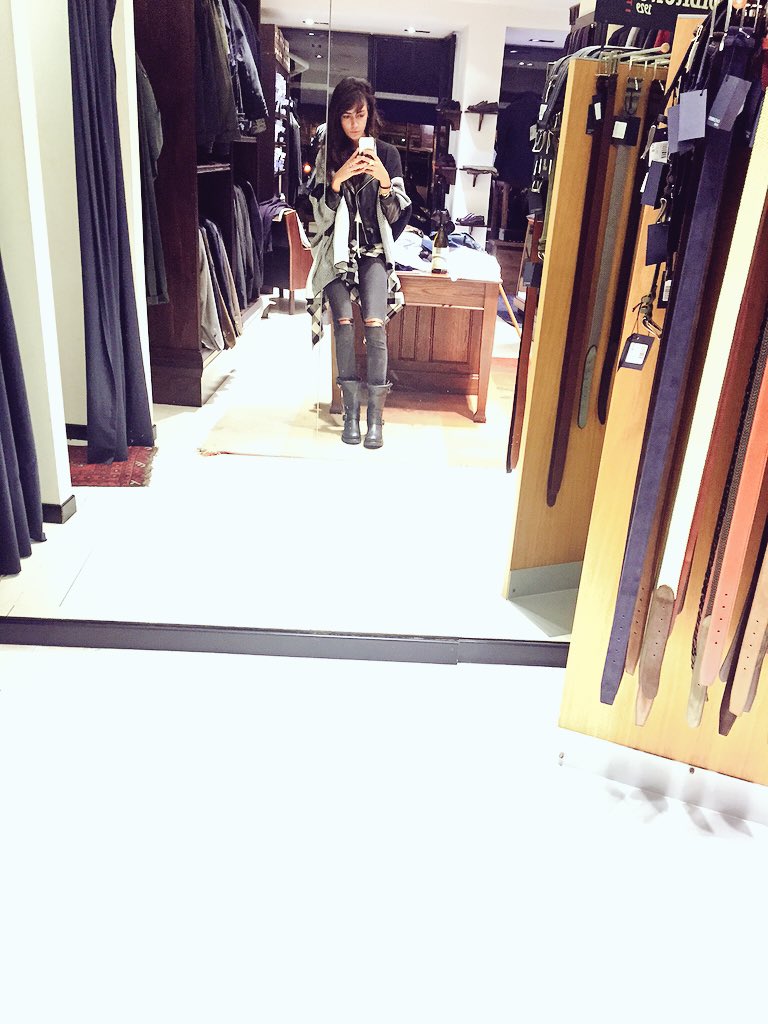 beatriceferrar7's tweet photo. Hai intenzione di prenderci la residenza @federicorossi12 #dibruno un pomeriggio intero 😩💸🔫 https://t.co/QfluKmBSlA
