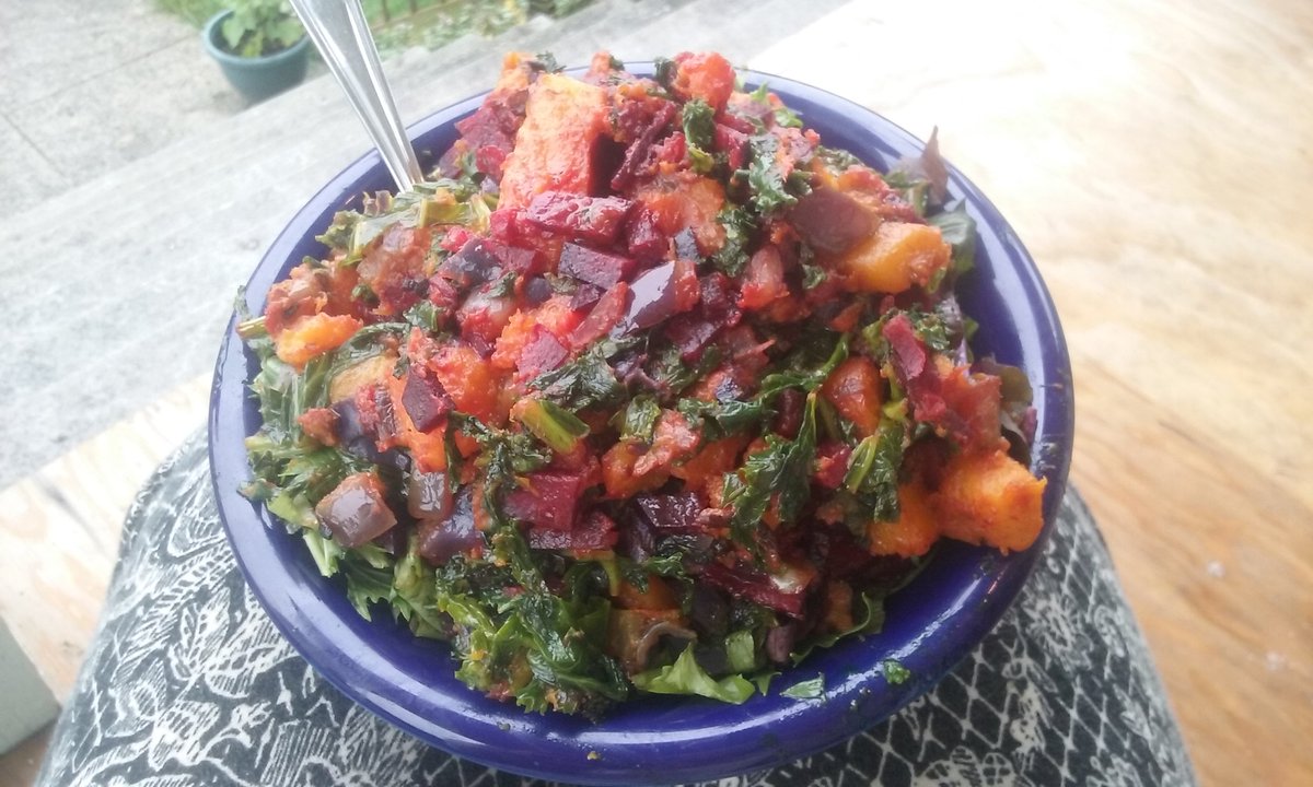 roseatlarge's tweet photo. Sauteed veggies on top of fresh salad greens... yum! #saladforbreakfast #wahlsprotocol https://t.co/R8r5srLh2Q
