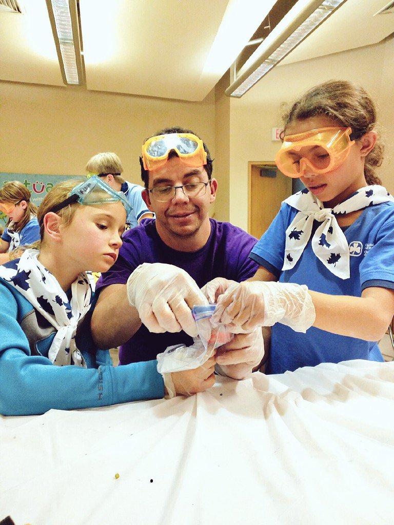 girlguidesofcan's tweet photo. #SciTechWeek MT @ActuaCanada: Exploring acids, bases & indicators while creating endothermic & exothermic reactions https://t.co/yp1aCsjTAz