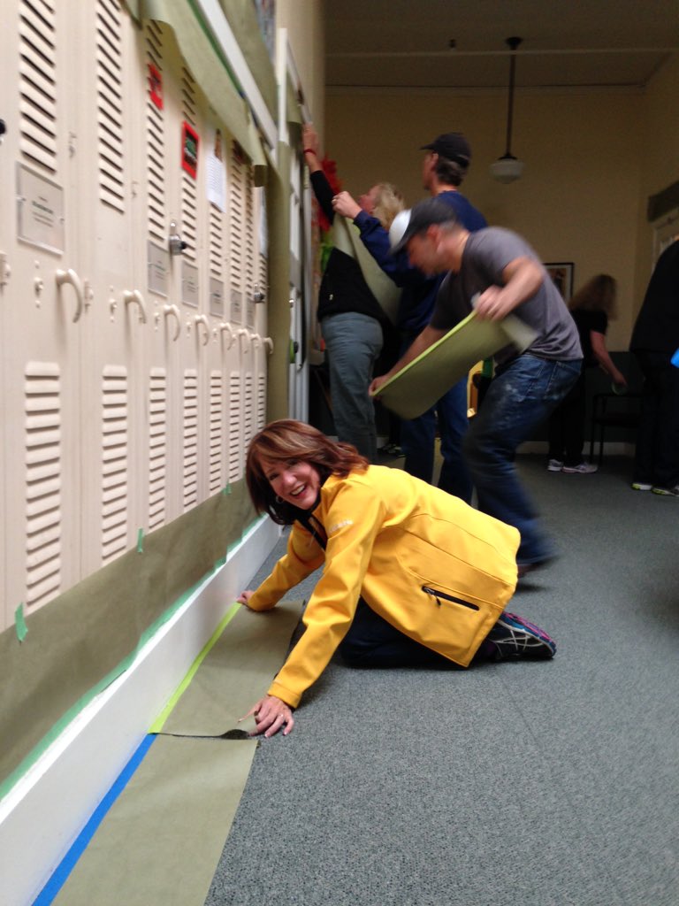 FriendsPDX's tweet image. We have amazing volunteers here from @KGWNews &amp;amp; @Safeway! Thank you @LauralPorter for your hard work! #MDday