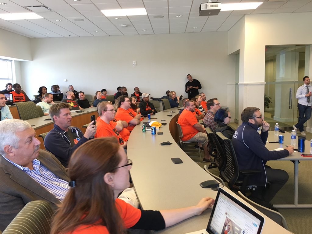 dlcwave03's tweet photo. Presentations! #Hack2HelpHR @DomEnterprises https://t.co/BCY1NUi4Jz