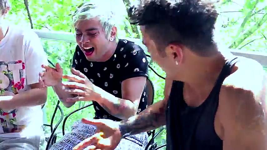 Julihc2002Juli's tweet photo. https://t.co/OyPqL4US8v @Juanjaramilloe  jajajaja 😂😂😂 casi vomitass 😂😂 https://t.co/qNfnaik4Ft