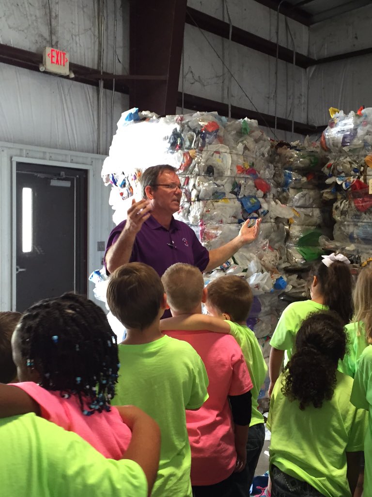 MichielleMorris's tweet photo. Learning about recycling! #eljacks @ElemJacks https://t.co/bw4s8AhZL6