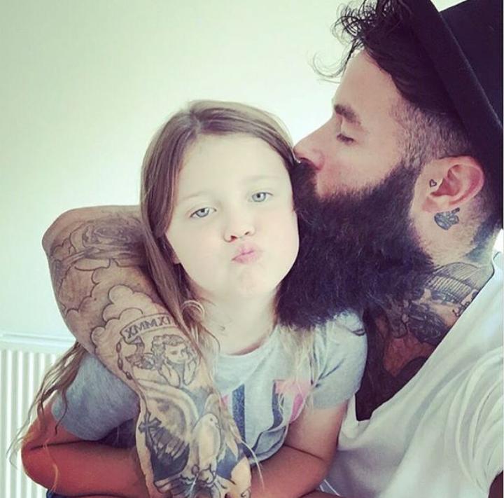 beardandtattoos's tweet photo. #shaungarvey with his little lady!! https://t.co/uqVwFxo4Kh