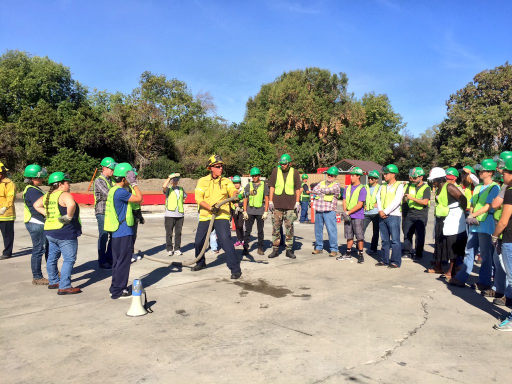 LBCERT's tweet photo. Do u know how 2 use a fire extinguisher? #LBCERT class #2015I just learned & so can u! Info: https://t.co/soWvAdkF5Y https://t.co/fGCMaSina4