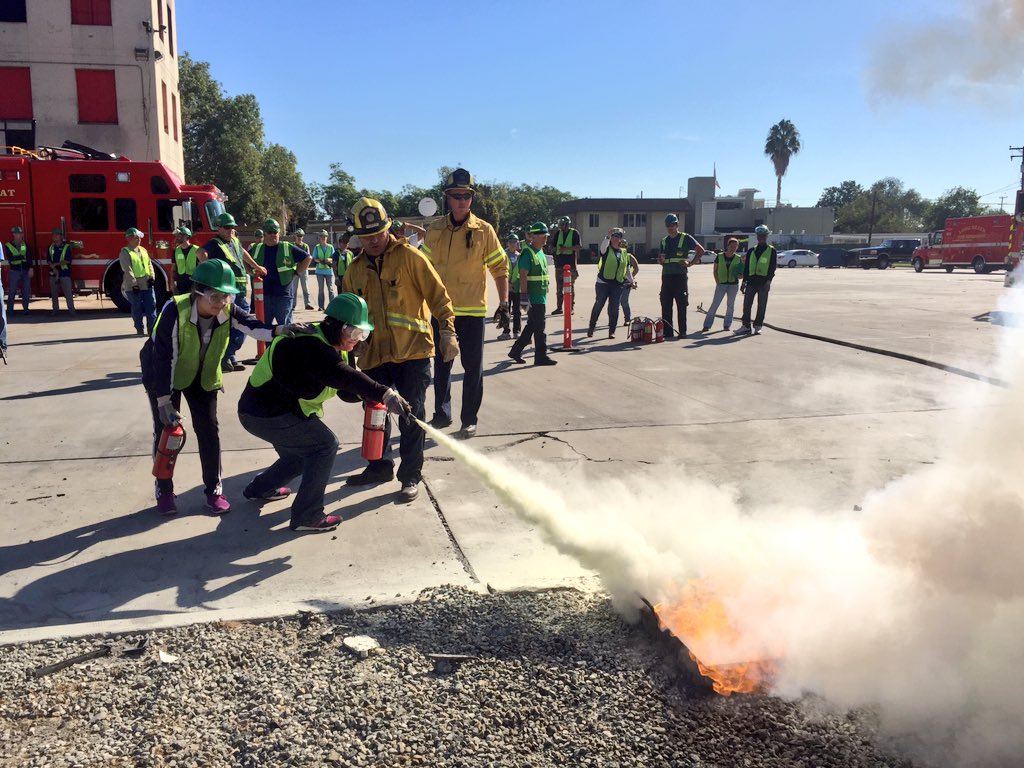 LBCERT's tweet photo. Do u know how 2 use a fire extinguisher? #LBCERT class #2015I just learned & so can u! Info: https://t.co/soWvAdkF5Y https://t.co/fGCMaSina4