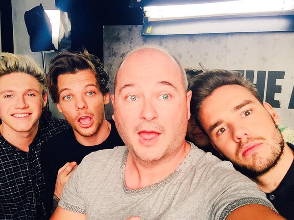 xkinghoran's tweet photo. harry c'est moi quand on prend une photo de groupe  #EMABiggestFans1D https://t.co/Z52U3vFBMJ