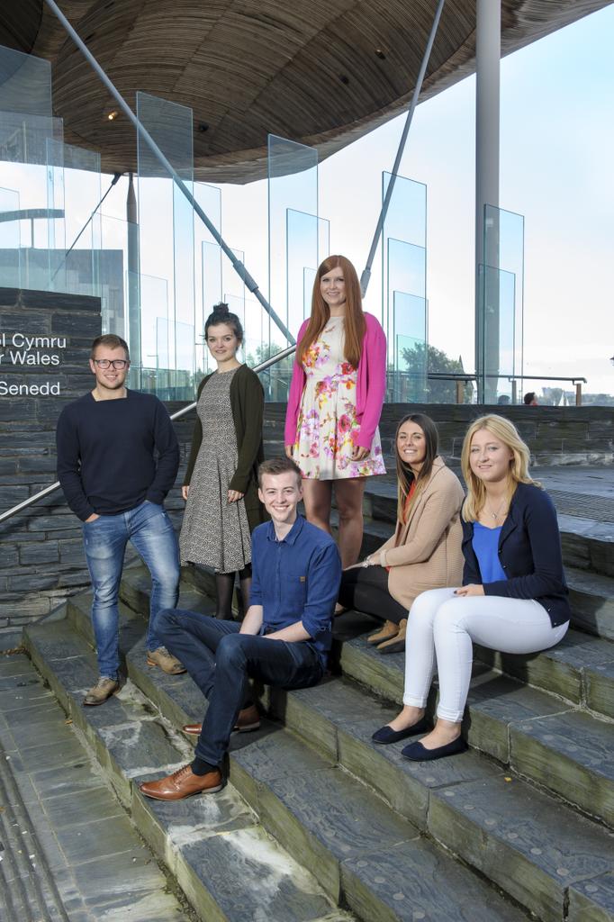 EisteddfodUrdd's tweet photo. Pob lwc i'r 6 sydd yn cystadlu nos fory #YBT2015 @S4C! Tocynnau ar werth ar y drws! #urdd2015 https://t.co/RPYHHHieWe