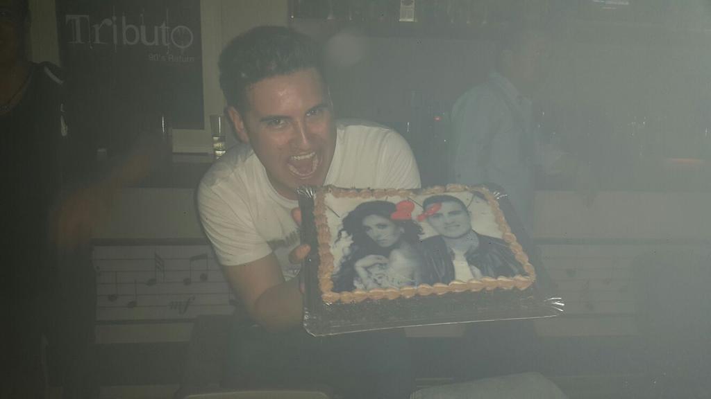 virginiafairies's tweet photo. @Anahi tienes q ver esto!!😱 mira la tarta q le hicieron a @damiiansanchez por su cumple!!! 😱😱😱😍😍😍 https://t.co/LpeyoKI7RB