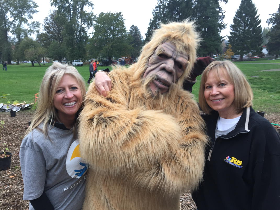 CARSONWJLA's tweet image. KING 5 girl power with Sasquatch #mmday #tegna