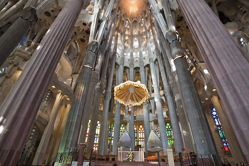 artsacre's tweet photo. Le chœur, l'autel, le ciborium et la coupole (photo par Mikipons) #artsacré #SagradaFamilia https://t.co/1JKa3fgs14