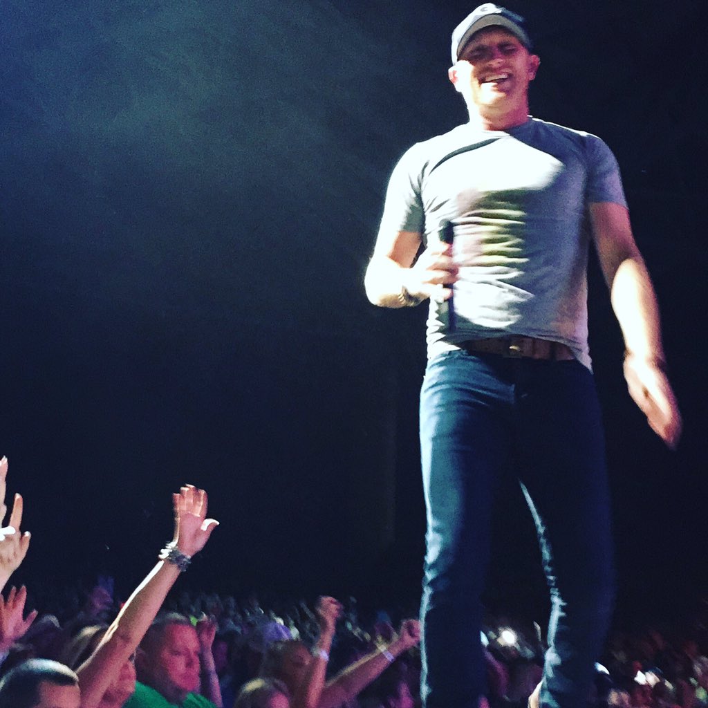 Mad_48's tweet photo. Last nights epicness, tonight is the grand finale! #round2 #burninitdowntour #ColeSwindell @coleswindell https://t.co/DWZ6cD0MNx