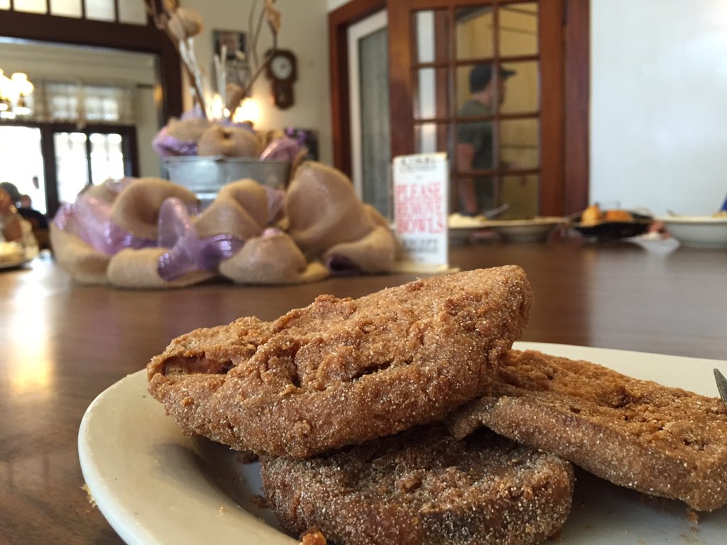 VICKISonWALNUT's tweet photo. Enjoying lunch at the Dinner Bell in McComb! #dinnerbell #lazysusan #eatMS https://t.co/mSzWukunW9