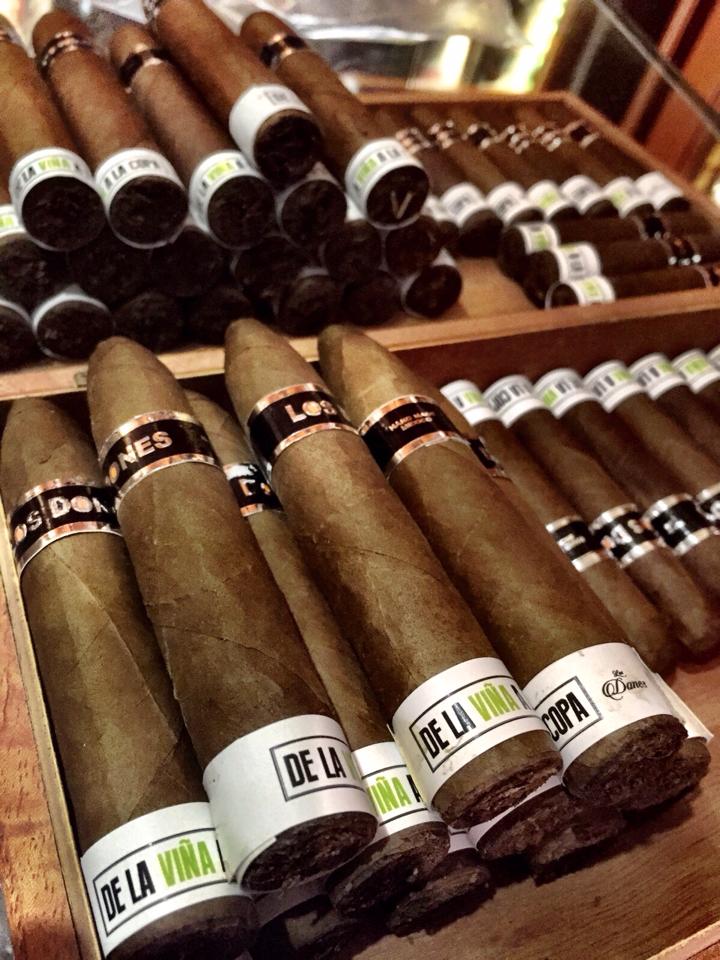 AmarisLounge's tweet photo. @AmarisLounge participa en el evento @delavinaalacopa con puros Petit Pirámides de @LosDonesCigars. Te esperamos! https://t.co/ZkkXitEn02