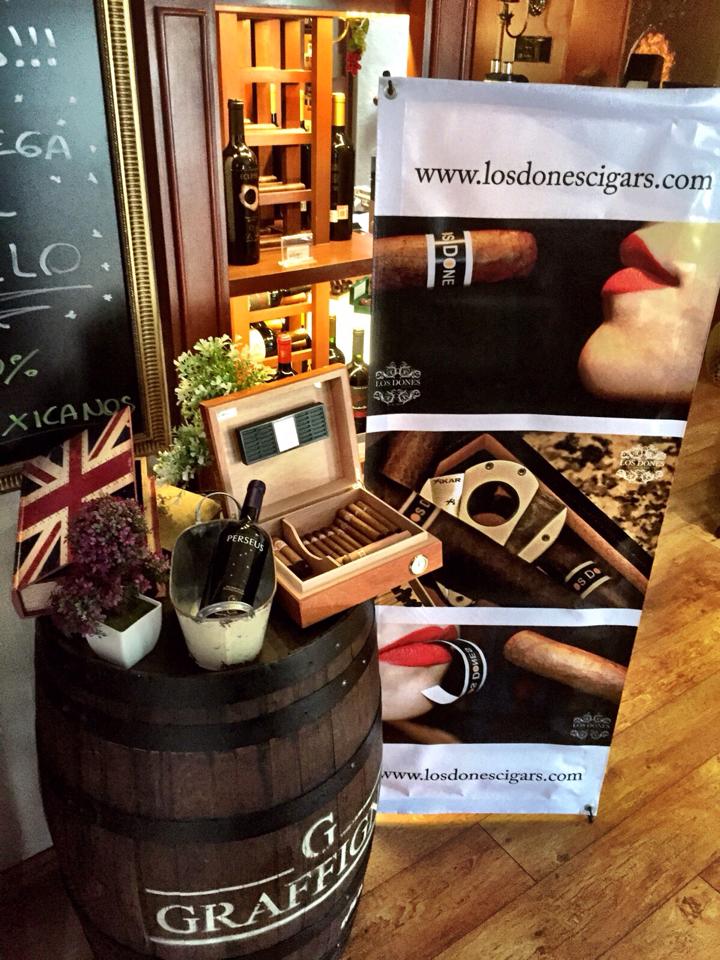 AmarisLounge's tweet photo. @AmarisLounge participa en el evento @delavinaalacopa con puros Petit Pirámides de @LosDonesCigars. Te esperamos! https://t.co/ZkkXitEn02