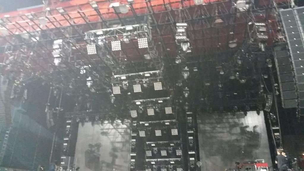 cia_lub's tweet photo. Un mostro questo palco @CremoniniCesare ! Ti aspettiamo https://t.co/PhDPQfPeNZ