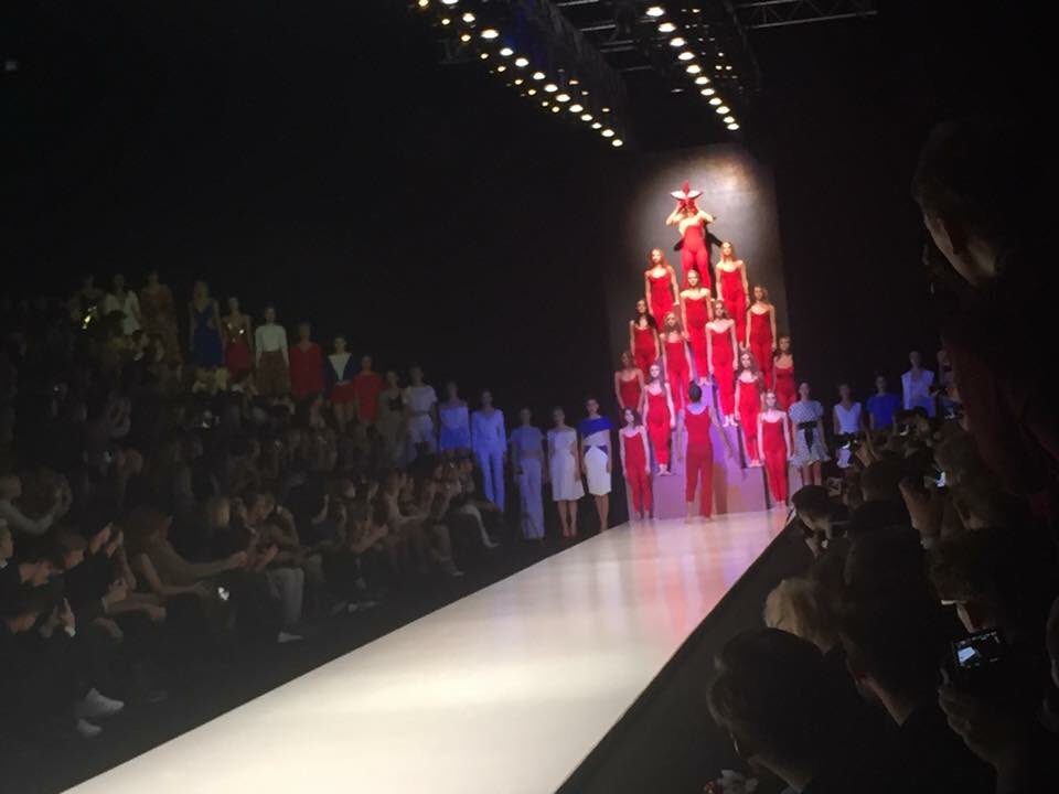 AlferovaYulya's tweet photo. Эффектно! #Dimaneu #mercedezbenzfashionweek #Russia @MBFWR https://t.co/g4wYSydNax