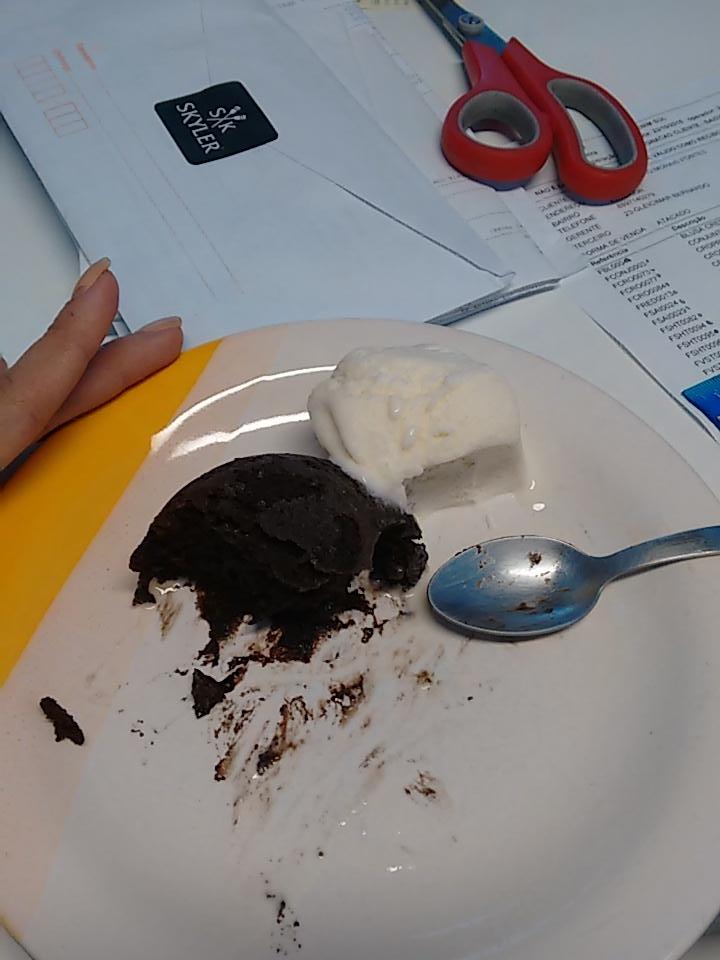 _gabriella23's tweet photo. Patroa ta me deixando mal acostumada, já chegou me dando mimos 😍😘😋 #jataacabando #petitgateau #adorooo https://t.co/HQd05EIEQG