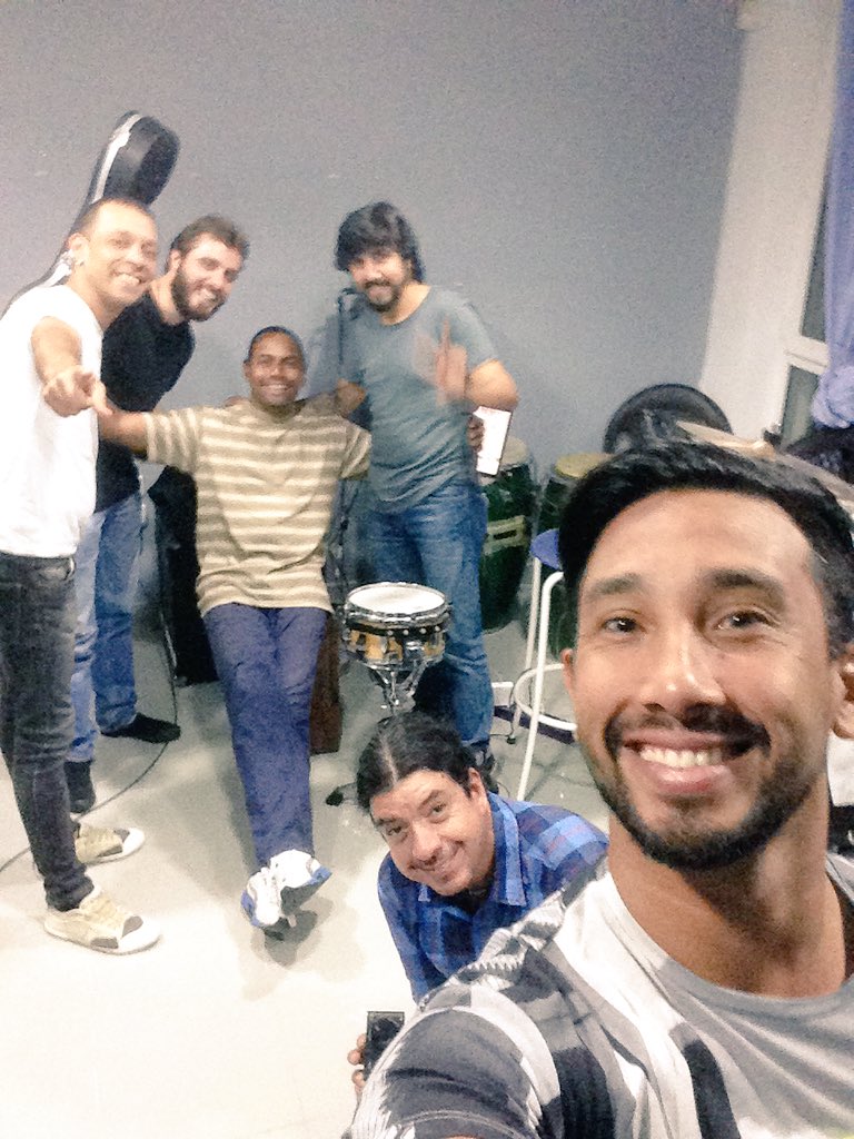 JohnnyGomezB's tweet photo. Preparando la gira #Ámamecomosoy de @La_Pastori @npastorioficial @chabolii @ILDEMUSIC magia en cada nota!! https://t.co/QZ19jASfBJ