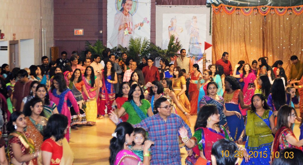 HetviDesai's tweet photo. #Navratri2015 #garbaseason #BestTimeEver #USA https://t.co/1dk4CrRAwR