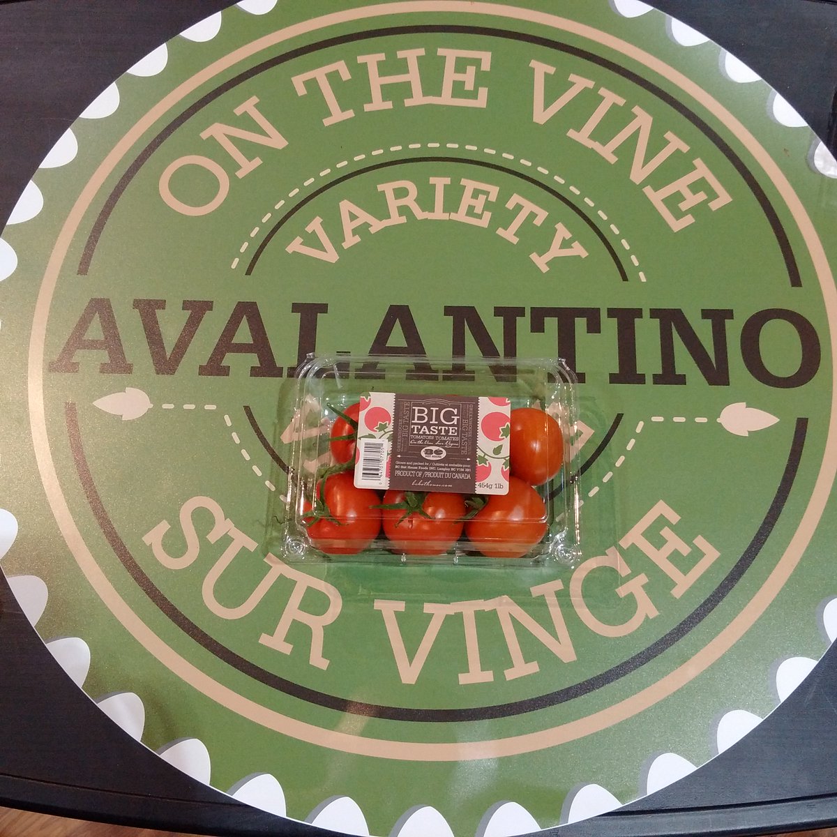 BCHotHouse's tweet photo. #freshsummit mid size tomato on the vine packing a Big Taste. Try it at booth 1621 https://t.co/O3tufvouET