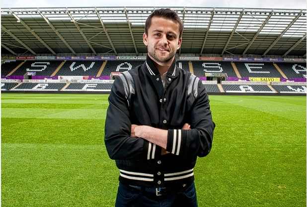 KellyMarieHogan's tweet photo. @21NickT you could be easily mistaken for  @LukaszFabianski what do you think @sarrs_harwood? https://t.co/lk3KkFyTMR