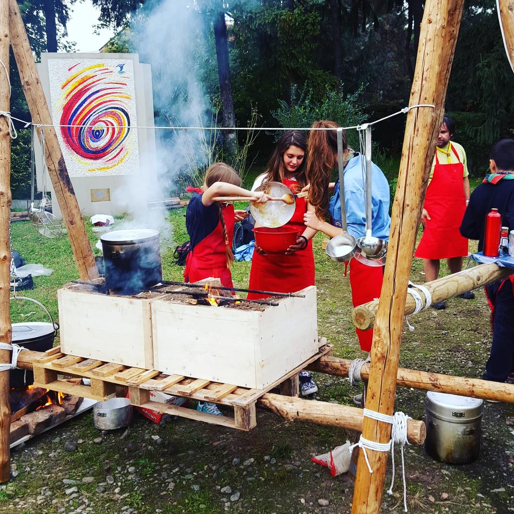 Anna_Scavuzzo's tweet photo. Attenendendo la #MaraTown si cucina! Chef VS Scout! @agescimilano @cngei aspettano @piacere_milano #scoutchef https://t.co/3HADhozcF4