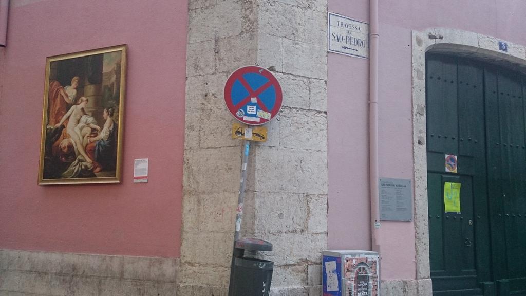 Los cuadros de los museos de Lisboa salen a la calle por la zona de copas para animar a los jóvenes a visitarlos