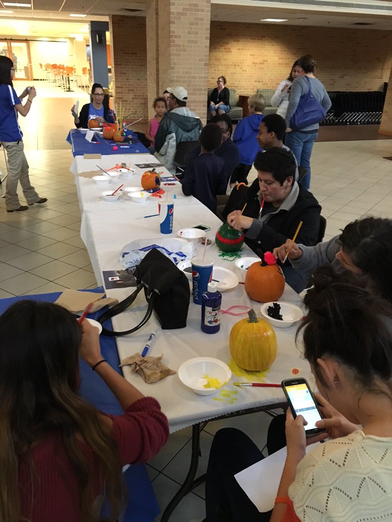 UTAPFC's tweet photo. More painting #UTAParentsWeekend https://t.co/3YYXUwyHVo