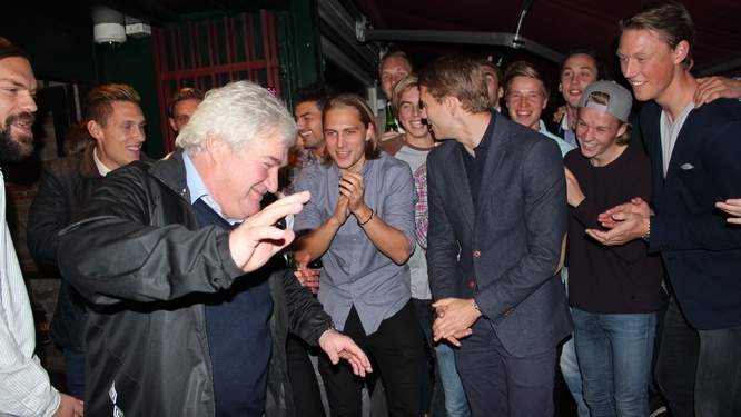 tnhansen's tweet photo. Kan Cato Strømberg komme til dansegulvet for sin opprykksdans? - https://t.co/w9OGGgHgBA https://t.co/CZkUPsz1D2