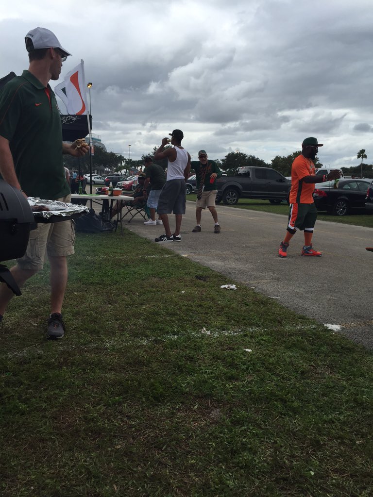 jgcanes32's tweet photo. The amount of blacked out fans in the sunlife parking lots is unreal #CLEMvsMIA #Between2Helmets #FireAlGolden https://t.co/ytVMfu2wek