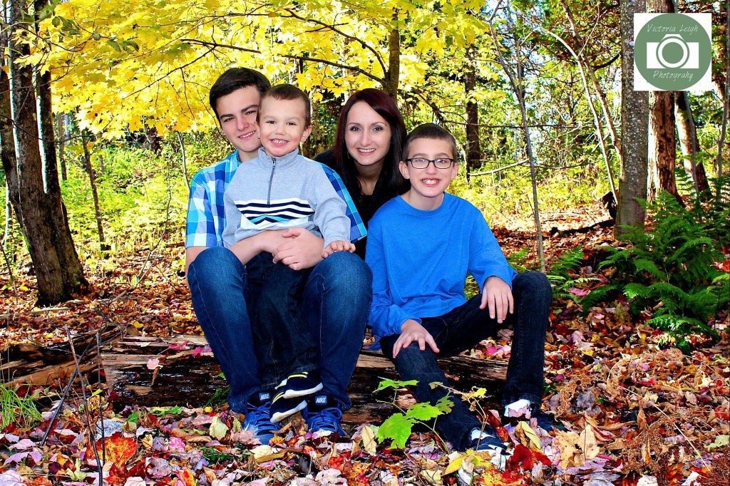 QuoteCityGirl's tweet photo. #fallfamilyshoot #fallshoot #familyphotographer #familyshoot #photography #photographer #mom #sons @Manda2748 https://t.co/9z5hpGztox