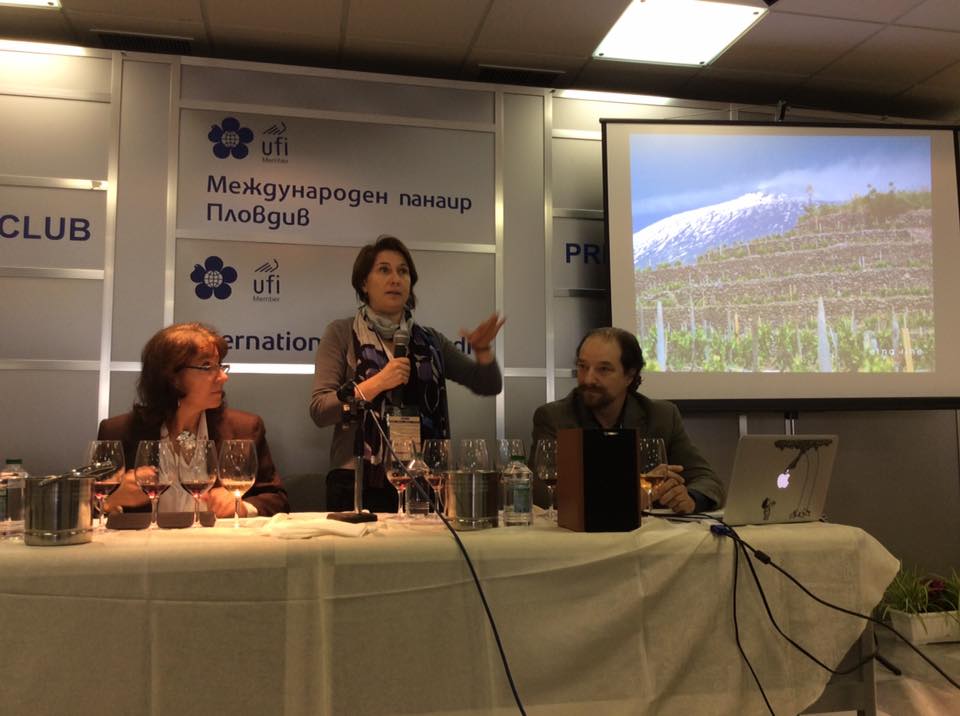 ValeriaCarastro's tweet photo. Etna Wine Lab with Fermenti Digitali to spreading knowledge of Etna wines at the #DWCC15 https://t.co/TXilA3woEe