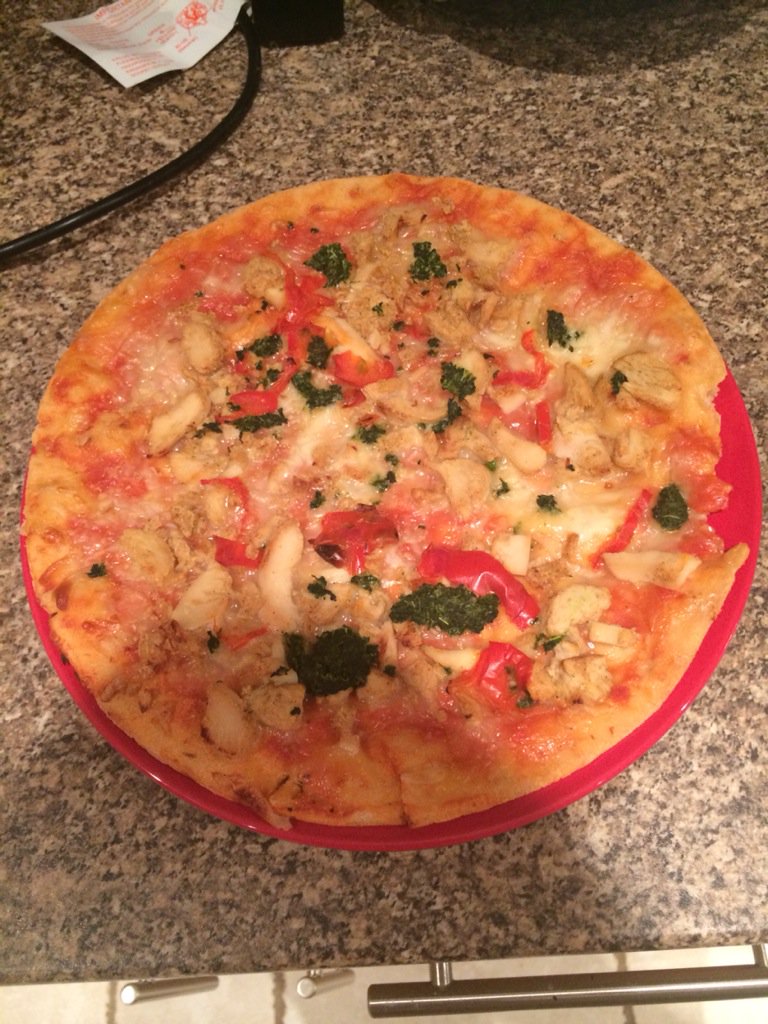 Stephburt21's tweet photo. Saturday night treats @MuscleFoodUK protein pizza and protein beer. ☑️ #cleancheatmeal https://t.co/dT2kWfuNeW