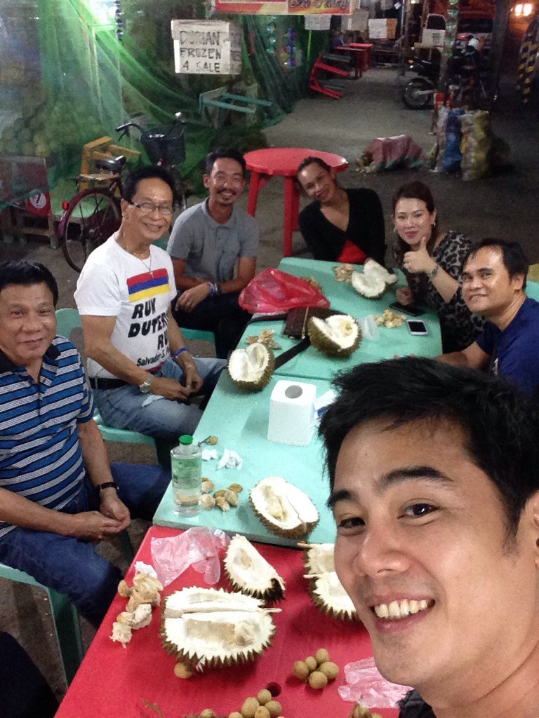jimmybondoc's tweet photo. 325am at nasa prutasan kami sa Magsaysay sa Davao. This was a blessed day. Miss the Sabado Boys! God bless d Phil! https://t.co/4HqdasEoHc