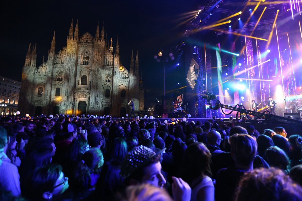 repubblica's tweet photo. Milano, migliaia in piazza Duomo per il grande concerto degli Mtv Ema https://t.co/gTAlvONneT https://t.co/agX8SxNUay