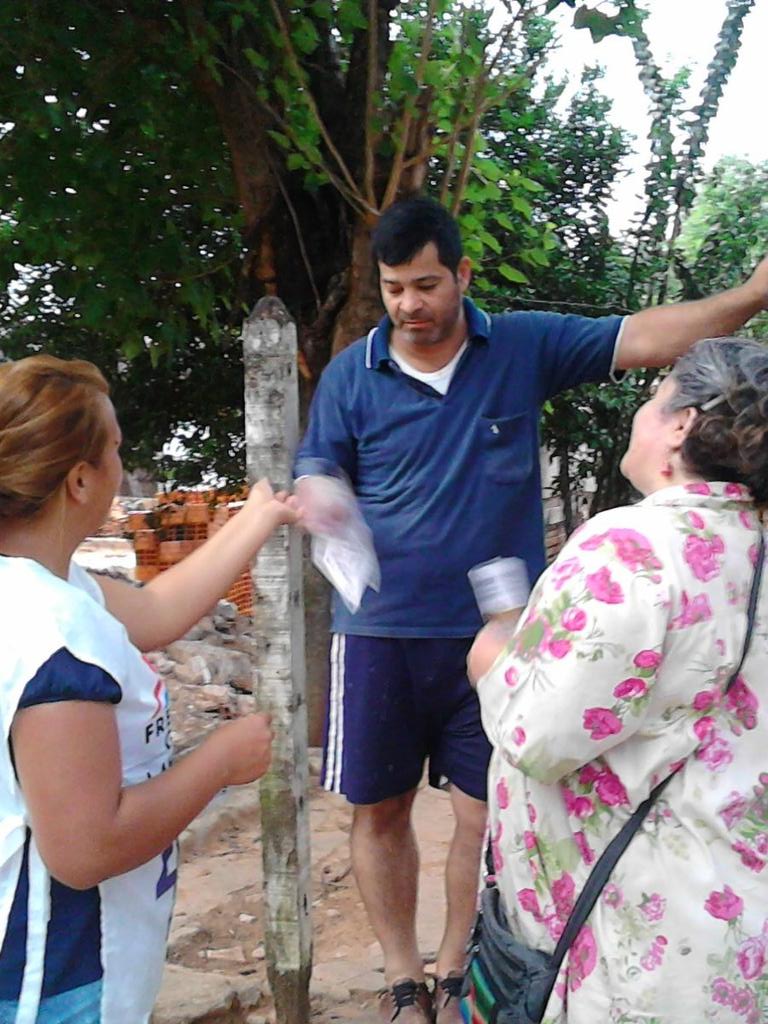 fglambare's tweet photo. @FrenteGuasuPY  @lugo_py #Lista40 #Lambare #LambareNoTeCalles recorriendo Puerto Pabla #AidaRobles https://t.co/K9eBhCWb4t