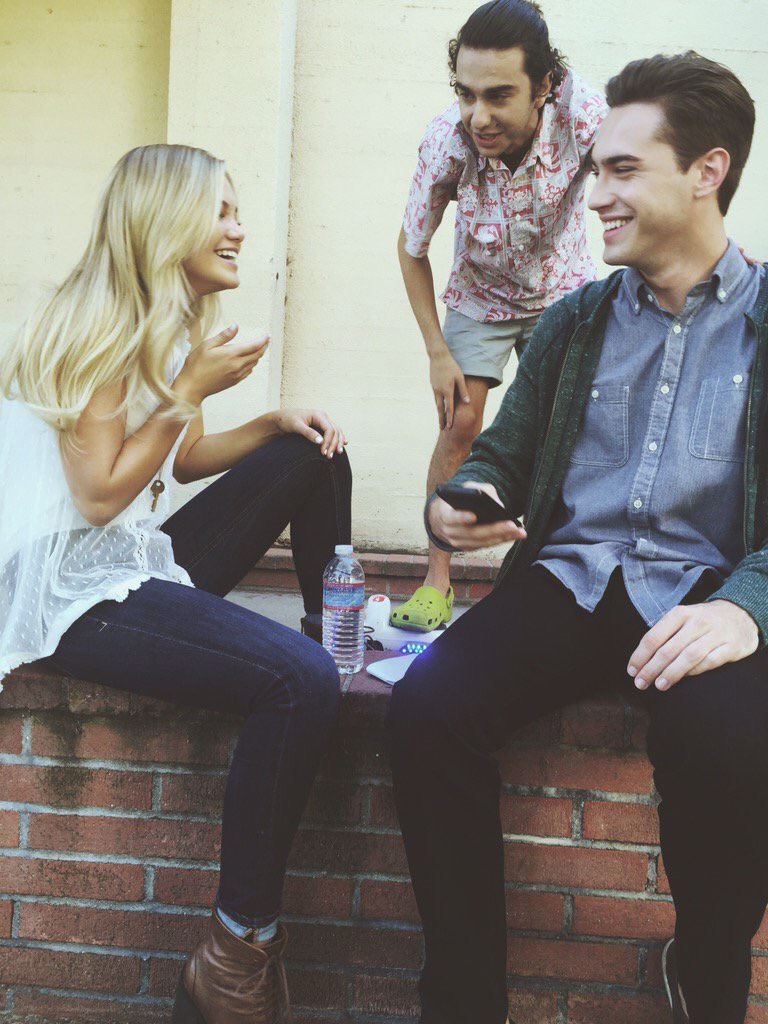 Olivia Holt Japan キャスト達と ライアンは うわさのツインズリブとマディ でお馴染みですよね アレックスは きっと星のせいじゃない や ペーパータウン 原題 でお馴染みのナットの弟 アレックスです Oliviaholtupdatesjp T Co