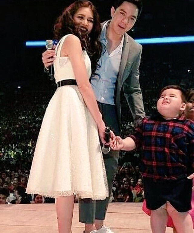 Sheshaze20's tweet photo. Baste: uwi na po tayo mama, gutom na kami.
Alden: wait anak selfie muna kami ng mama mo hahaha... #GodGaveUsALDUB https://t.co/MFnx00hVok