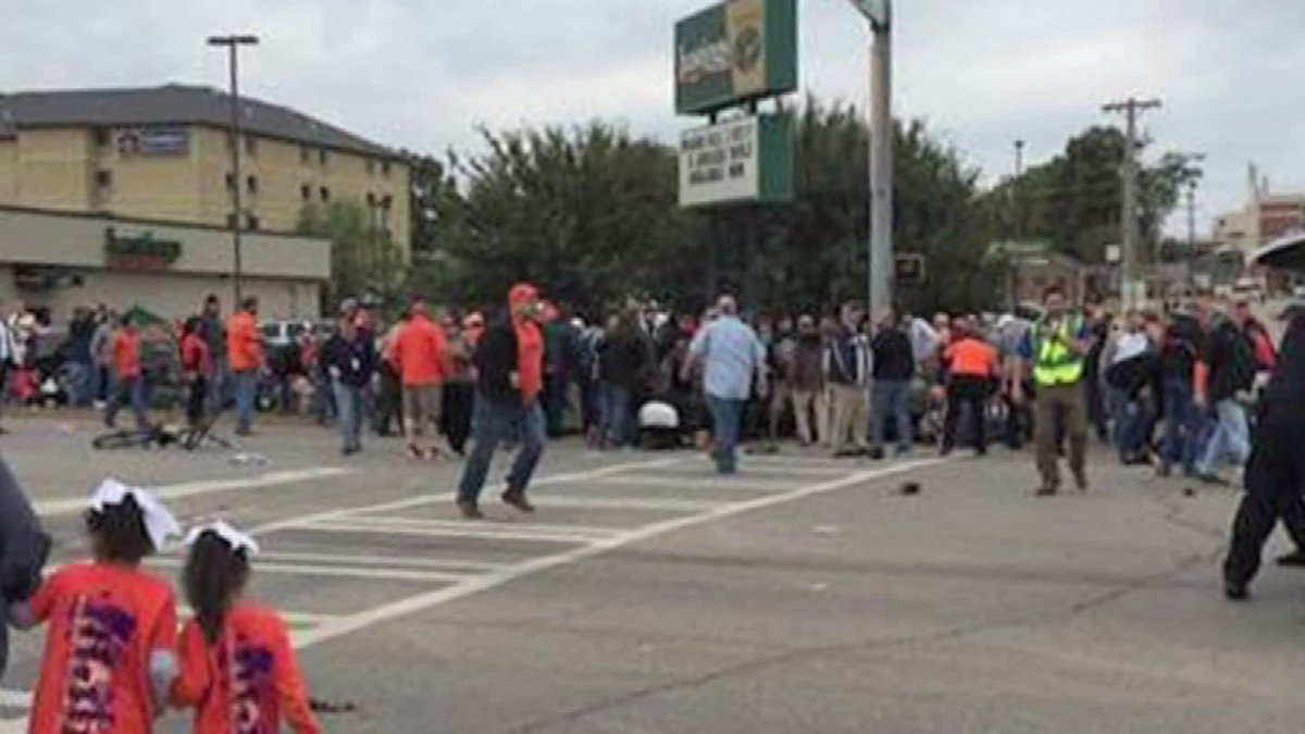 PIX11News's tweet image. 4 killed, 33 hurt when car hits crowd at Oklahoma State parade go.pix11.com/1NZKFuD