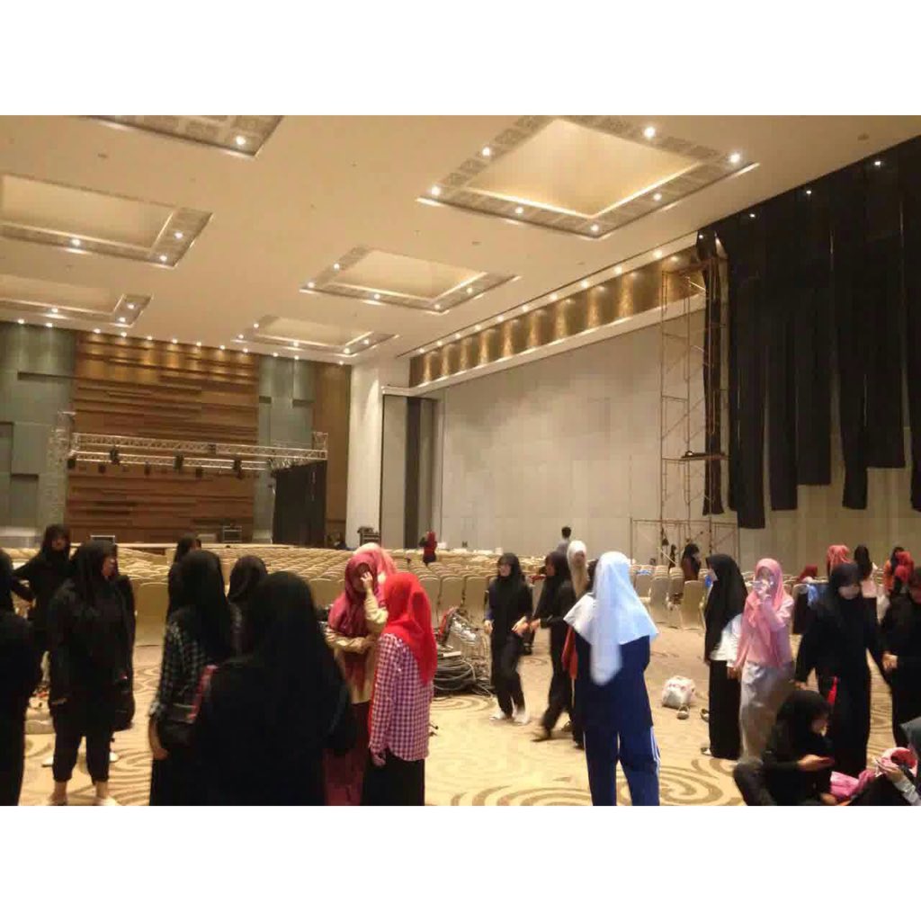 MSFKUMI15's tweet photo. [Live Report]
Persiapan Malam Silaturahim FK UMI 2015 yang akan dilaksanakan malam ini https://t.co/Nqpc1lqrf8