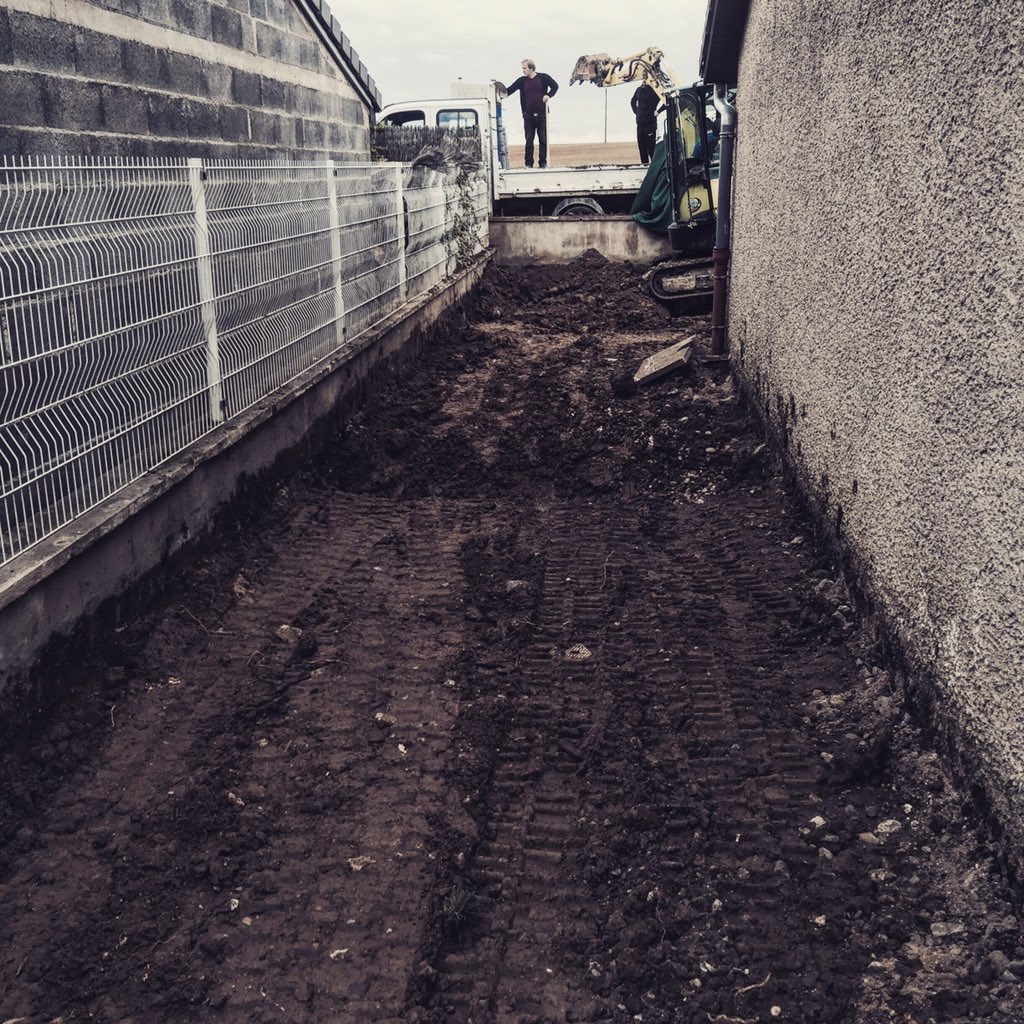 ONKOL_BTP's tweet photo. Terrassement pour dallage de garage. #construction #btp #constructeur https://t.co/h6TRtCAuDO