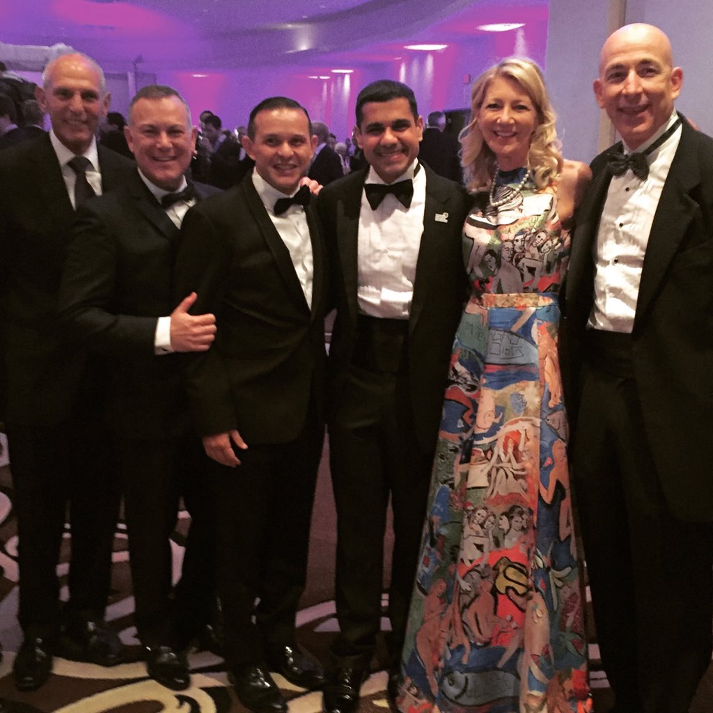 MadPaparazzi's tweet photo. #ngltf #recognitiondinner #sparkledinner #fontainebleau in #miami #gay #lesbian #marklist #markslistnow @markslist https://t.co/Hb5fnLHghh